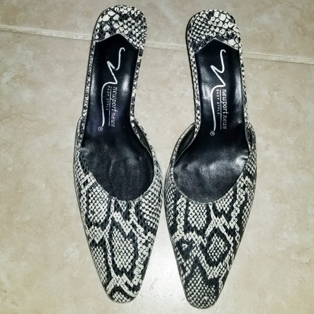 NewportNews  Snakeskin low Heel Pumps pointy mules